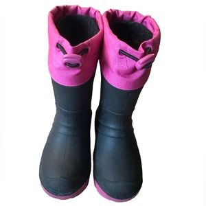 Kids 8 snow boots pink and black